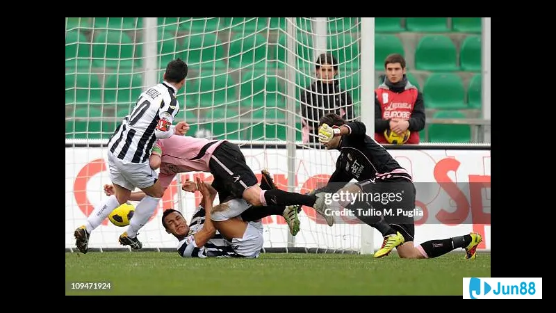Hình ảnh hành động trong trận đấu Udinese vs Palermo