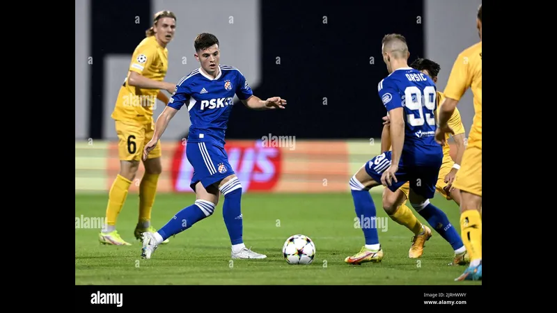 Cầu thủ Dortmund tạo khoảnh khắc ấn tượng khi vượt qua người Bodo/Glimt trong trận đấu.