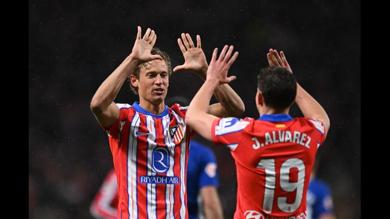 Cầu thủ của Atletico Madrid và Barcelona đấu tranh gay gắt trên sân Cầu thủ của Atletico Madrid và Barcelona đấu tranh gay gắt trên sân