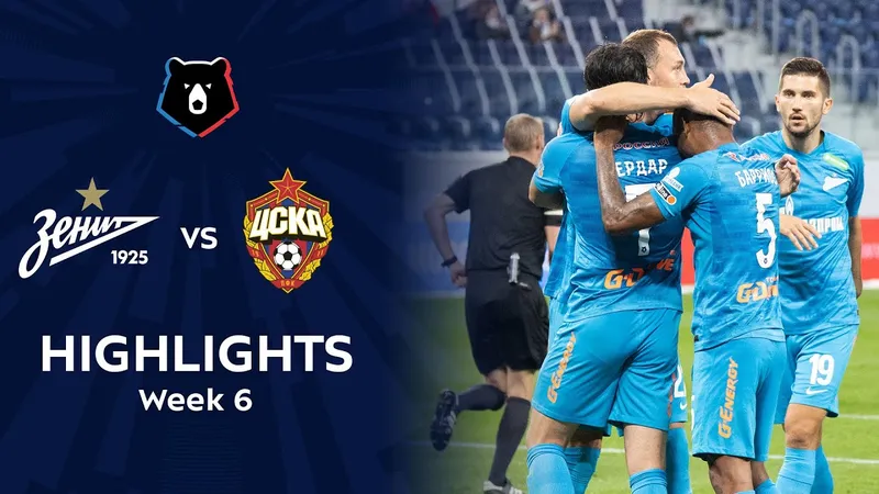 Cầu thủ Zenit và CSKA Moscow tranh chấp quả bóng trên sân cỏ Cầu thủ Zenit và CSKA Moscow tranh chấp quả bóng trên sân cỏ