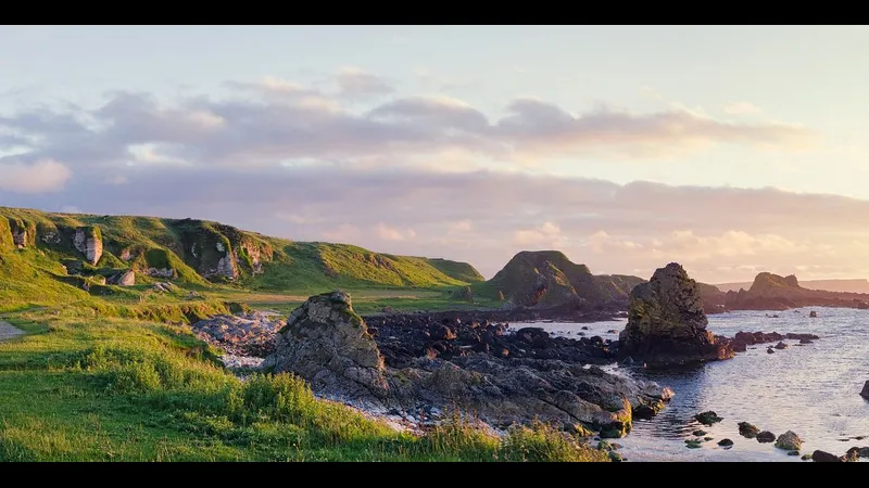 Cầu thủ Bắc Ireland tiến thẳng vào vòng cấm đối phương. Cầu thủ Bắc Ireland tiến thẳng vào vòng cấm đối phương.