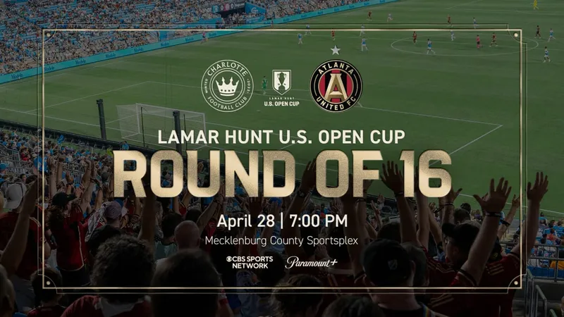 Cầu thủ Charlotte vượt qua cầu thủ Atlanta United trên sân cỏ Cầu thủ Charlotte vượt qua cầu thủ Atlanta United trên sân cỏ
