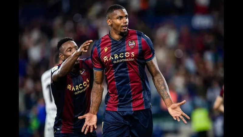Cầu thủ Levante và Getafe đối đầu trên sân cỏ Cầu thủ Levante và Getafe đối đầu trên sân cỏ