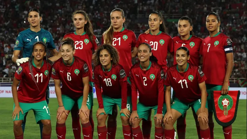 Hậu vệ Morocco ngăn chặn cầu thủ Pháp tấn công Hậu vệ Morocco ngăn chặn cầu thủ Pháp tấn công