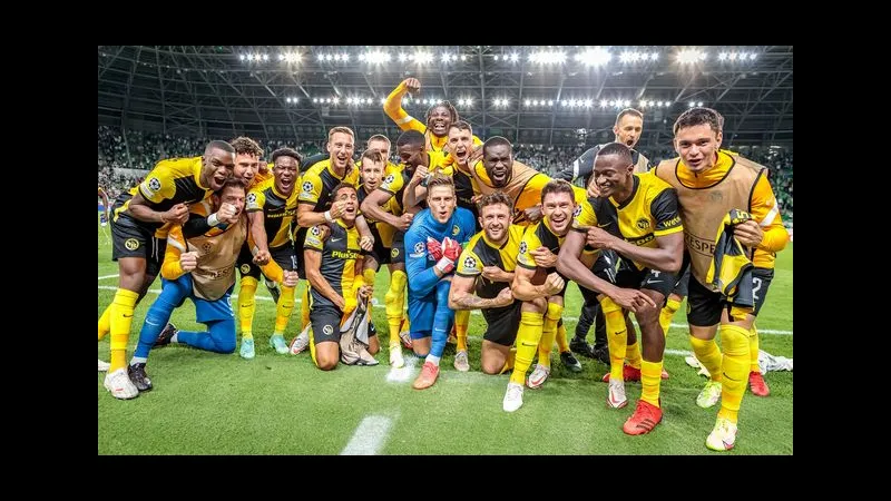 Cầu thủ của Young Boys đang dự đoán phạt góc trước Plzen Cầu thủ của Young Boys đang dự đoán phạt góc trước Plzen