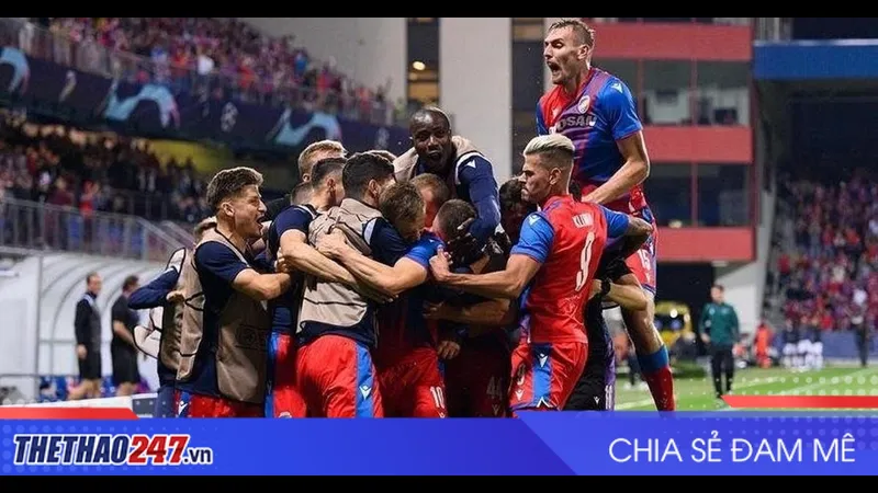 Cầu thủ Plzen và Young Boys đua tranh quả bóng trên sân cỏ Cầu thủ Plzen và Young Boys đua tranh quả bóng trên sân cỏ